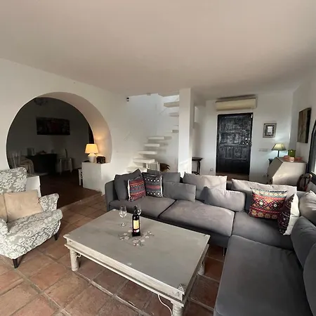 In Pueblo With Private Pool And Sea Views With 4 Bedrooms Mijas